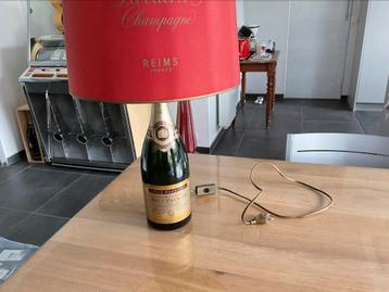 Abat-jour champagne, Louis Roederer. Hauteur = 64 cm disponible aux enchères