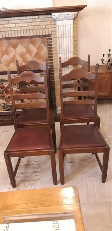 4 beuken stoelen met donkerrode kunststof zitting