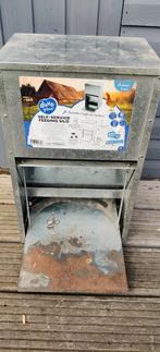 Gegalvaniseerde trapvoederbak in goede staat
   12kg, Ophalen, Zo goed als nieuw