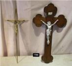 2 Mooi Retro Kruisbeelden in metaal en hout, Antiquités & Art, Antiquités | Objets religieux, Enlèvement ou Envoi