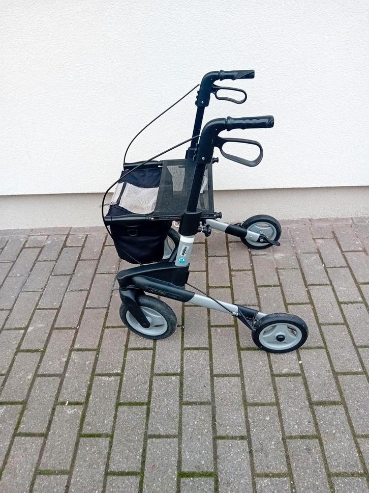 Opvouwbare aluminium rollator met 4 wielen. Het is heel lich, Diversen, Rollators