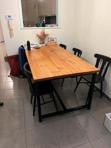 Houten tafel met metalen onderstel