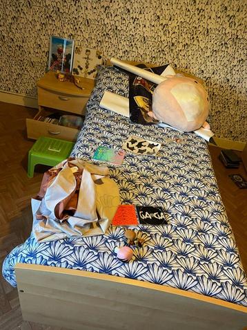 Een persoonbed met bed lade + matras en nachtkastje beschikbaar voor biedingen