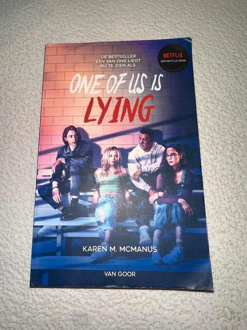 Karen M. McManus - One of Us Is Lying, Boeken, Thrillers, Zo goed als nieuw, Ophalen of Verzenden