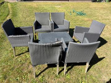 Rieten tuinstoelen met tafeltje beschikbaar voor biedingen