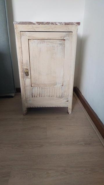 Shabby houten nachtkastje met rood marmeren blad beschikbaar voor biedingen