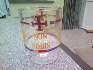 Glas van de orde der tempeliers. beschikbaar voor biedingen