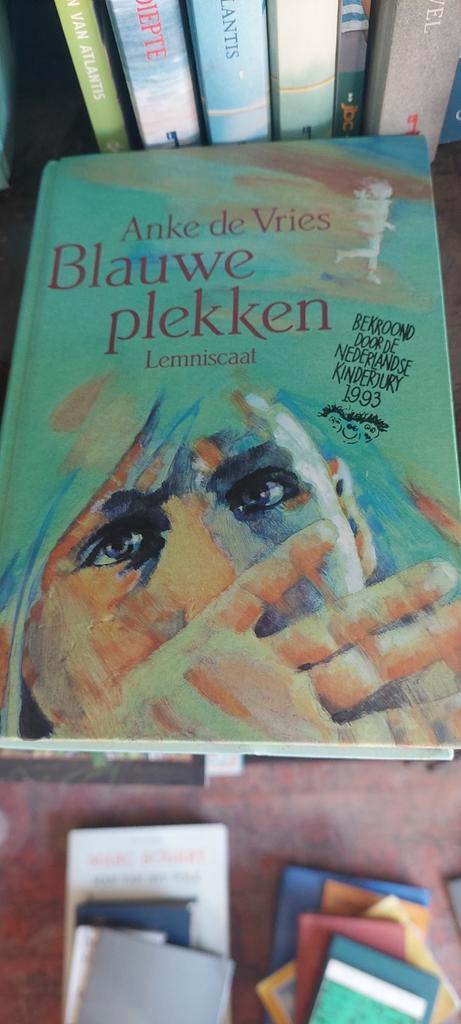 Anke de Vries - Blauwe plekken, Boeken, Kinderboeken | Jeugd | 10 tot 12 jaar, Zo goed als nieuw, Ophalen of Verzenden