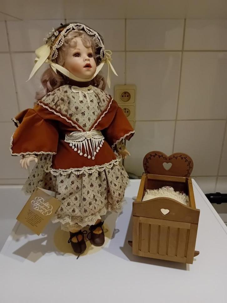 Gelimiteerde editie 1995 Coca-Cola porseleinen verzamelpop, Verzamelen, Poppen, Zo goed als nieuw, Pop, Ophalen of Verzenden