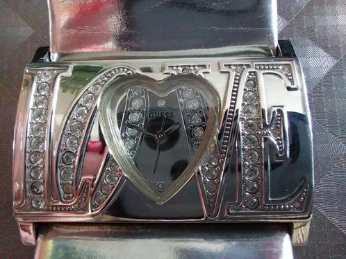 MONTRE DAME GUESS "LOVE" NEUVE avec coeur et strass, Handtassen en Accessoires, Horloges | Dames, Nieuw, Polshorloge, Guess, Staal