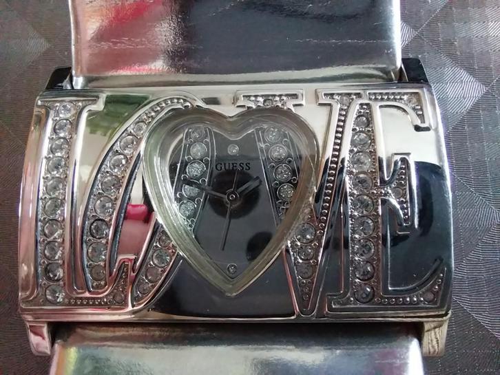 MONTRE DAME GUESS "LOVE" NEUVE avec coeur et strass, Handtassen en Accessoires, Horloges | Dames, Nieuw, Polshorloge, Guess, Staal