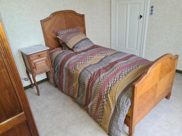 art deco bed met nachtkastje beschikbaar voor biedingen