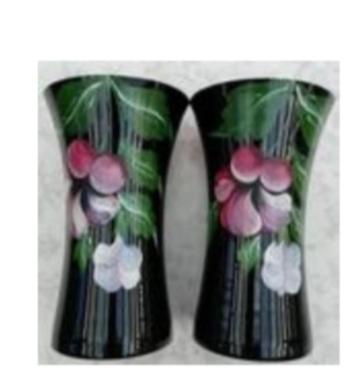 2 art deco stijl zwarte vazen met hangend bloemmotief beschikbaar voor biedingen