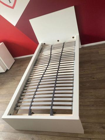 Eenpersoonsbed met lattenbodem en matras beschikbaar voor biedingen