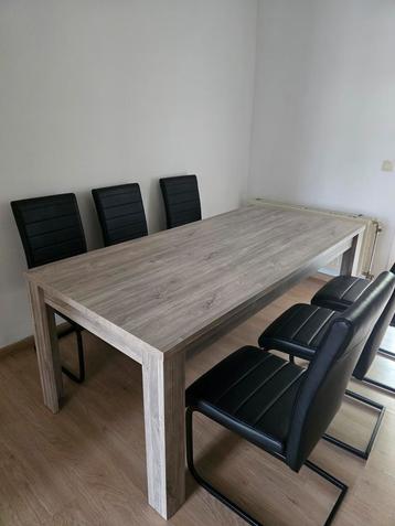 Eettafel met 6 stoelen – in uitstekende staat
 beschikbaar voor biedingen