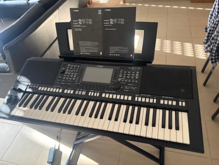 Yamaha psr s775, Muziek en Instrumenten, Keyboards, Zo goed als nieuw, 61 toetsen, Yamaha, Aanslaggevoelig, Met standaard, Midi-aansluiting