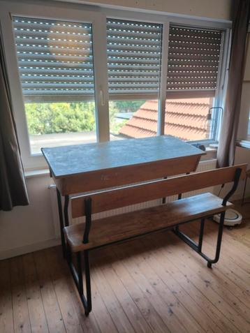 Grote vintage schoolbank beschikbaar voor biedingen