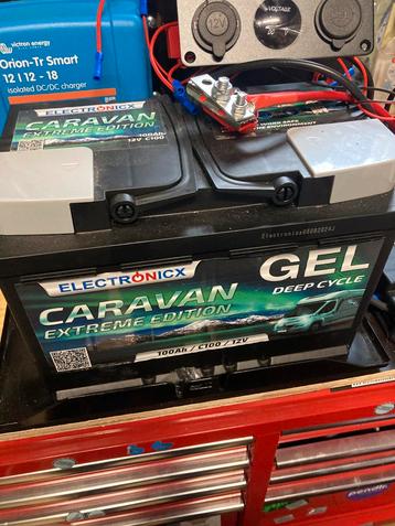 Campingbatterij en toebehoren beschikbaar voor biedingen