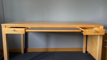 Bureau met 3 lades en slot beschikbaar voor biedingen