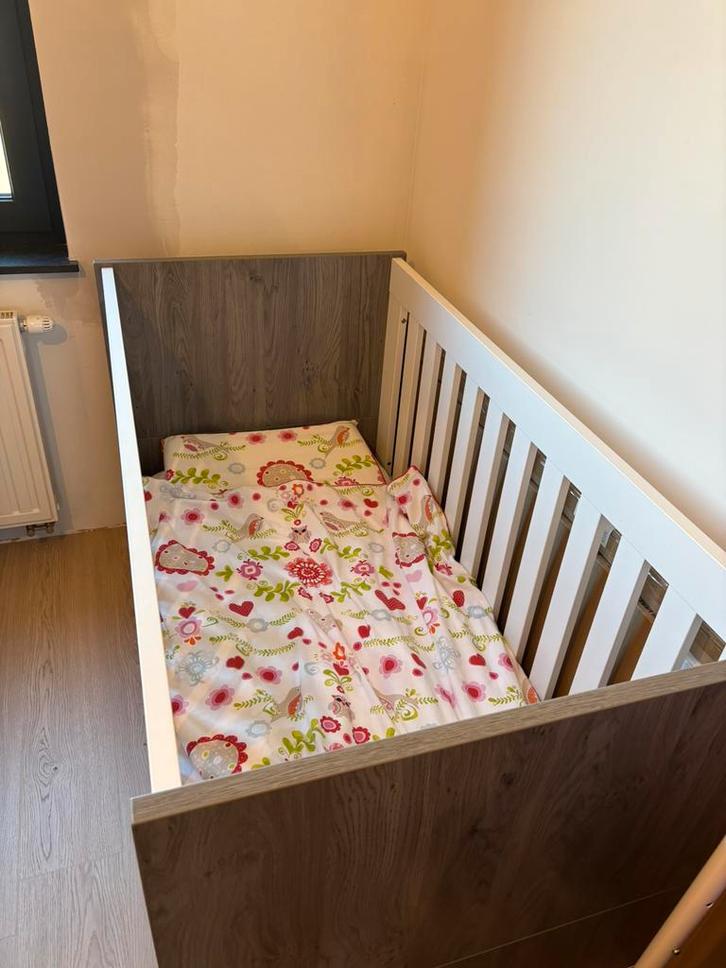 Babybed /peuterbed met verzorgingstafel/kast, Kinderen en Baby's, Kinderkamer | Complete kinderkamers, Zo goed als nieuw, Ophalen