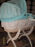 Babywiegje witte rotan mand met wit houten onderstel op wiel, Enlèvement