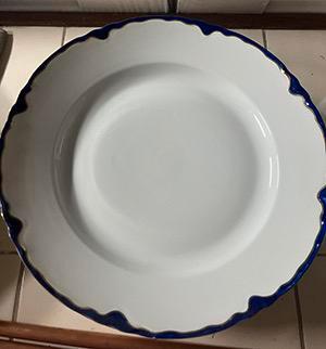 Service de vaisselle raffiné à liseré bleu et doré beschikbaar voor biedingen