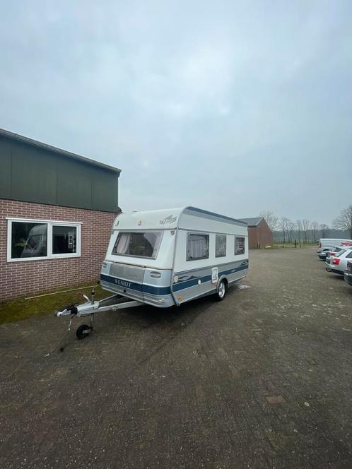 Mooie Fendt 450 caravan (nieuwstaat voortent), Caravans en Kamperen, Caravans, Particulier, tot en met 4, Treinzit, Fendt, Vast bed