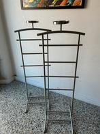 2 kleerhangers, Ophalen, Zo goed als nieuw