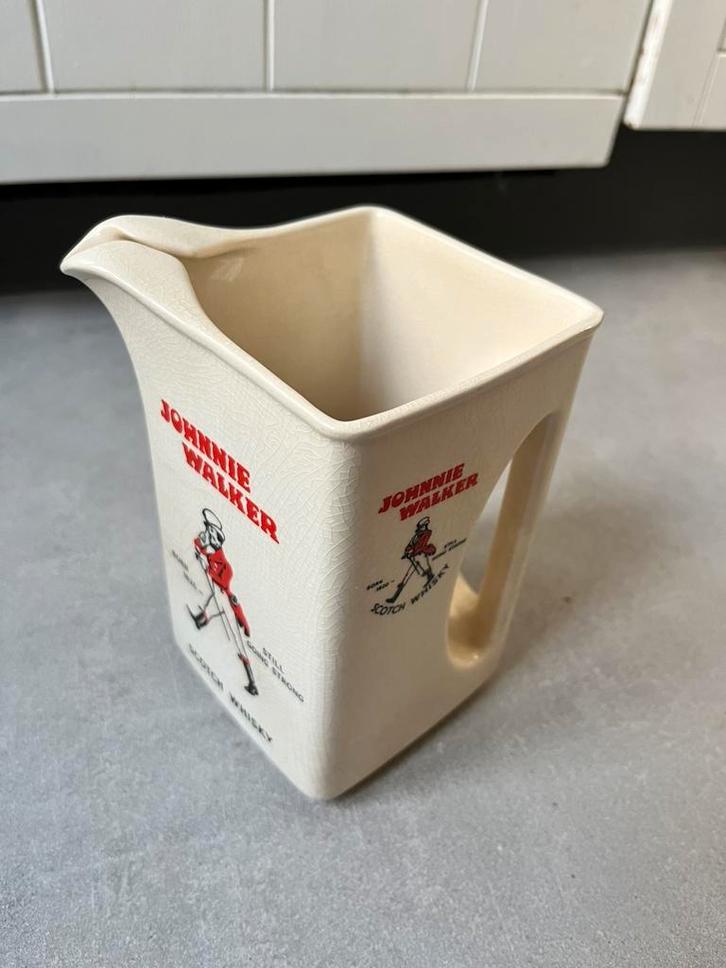 Pichet pub Vintage « Johnnie Walker » – Wade Regis England, Antiek en Kunst, Antiek | Keukengerei, Ophalen of Verzenden