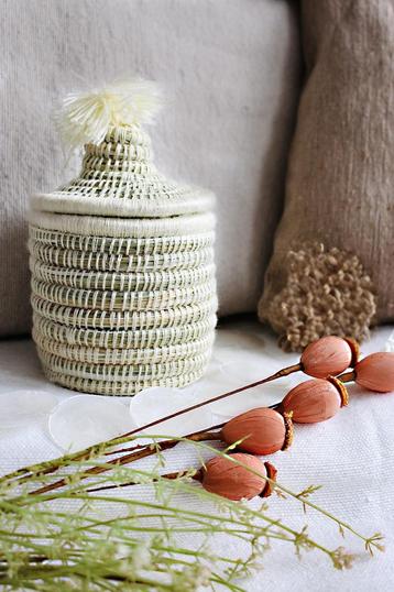 Mand met deksel handgemaakt  beschikbaar voor biedingen