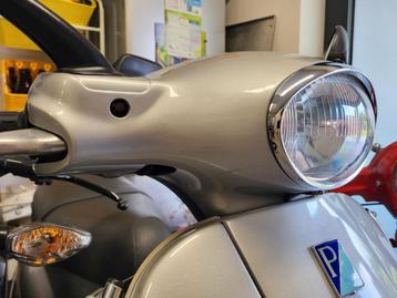 Ik zoek: vespa et2 et4 koplamp cover in kleur platinum 686 beschikbaar voor biedingen