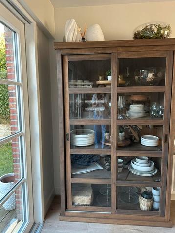 Vitrine avec portes coulissantes beschikbaar voor biedingen