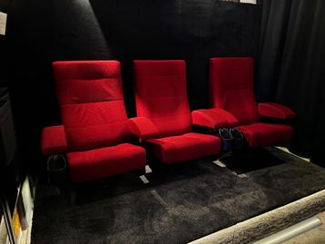 5 x sièges de cinéma montés sur une plaque noire.