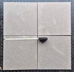 8 m² lichtgrijs gespikkelde italiaanse vloertegels met plint, Ophalen, Keramiek, 5 tot 10 m², 20 tot 40 cm