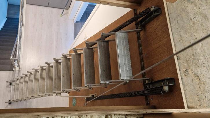 Metalen schaartrap/zoldertrap- zeer degelijk en stabiel, Doe-het-zelf en Bouw, Overige Doe-Het-Zelf en Bouw, Ophalen