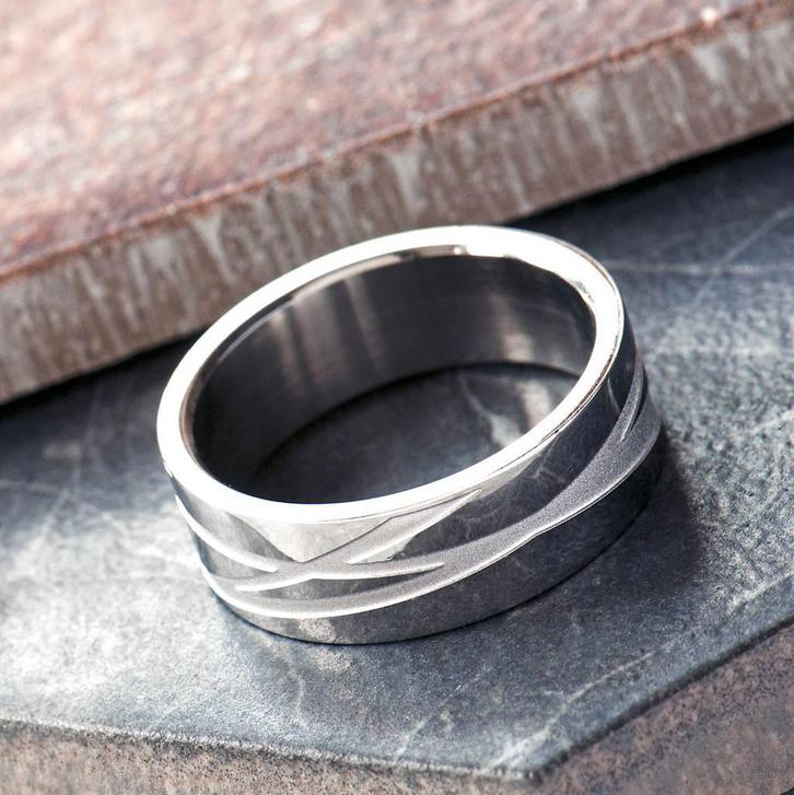 Stalen damesring met gegraveerd design - OP=OP!, Handtassen en Accessoires, Ringen, Nieuw, Dame, IJzer of Staal, Ophalen of Verzenden