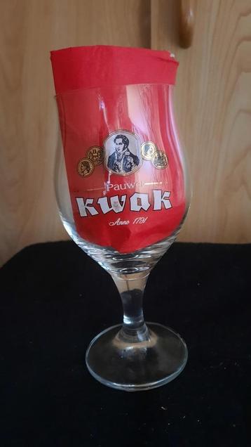 glas KWAK op voet beschikbaar voor biedingen
