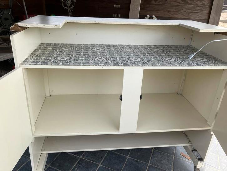 Authentieke bar met snijwerk. Staat op wieltjes., Huis en Inrichting, Barren, Zo goed als nieuw, Ophalen