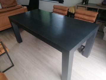 Zwart eiken eettafel beschikbaar voor biedingen