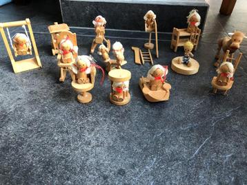 11 figurines en bois - poupées disponible aux enchères