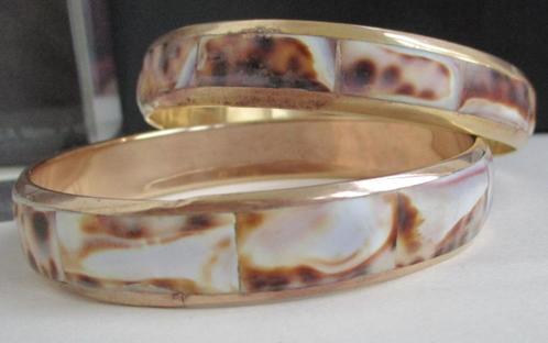 Armb. AS04:SCHELP-1,2mm-Wit/Bruin-binnenmaat-6,6+6,7cm.-Nwe., Handtassen en Accessoires, Armbanden, Nieuw, Overige materialen