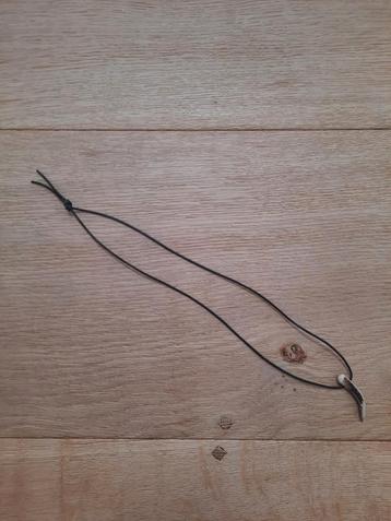 Handgemaakte hanger uit reebokgewei aan bruin leren ketting beschikbaar voor biedingen