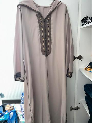Bruine jellaba beschikbaar voor biedingen