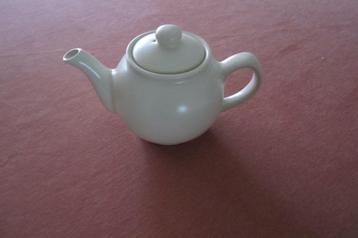 2 nieuwe theepotjes met zeef beschikbaar voor biedingen