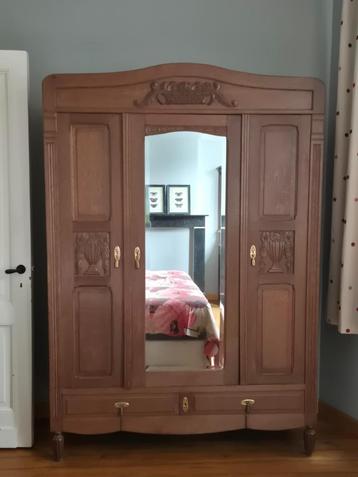 Vintage houten kleerkast met spiegeldeur beschikbaar voor biedingen