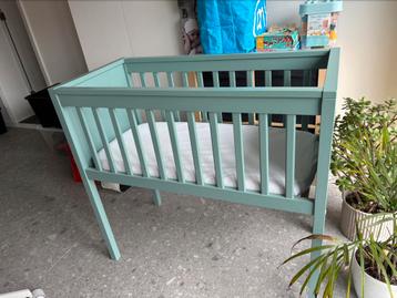 Babybed wieg en matras, matrasbeschermer beschikbaar voor biedingen