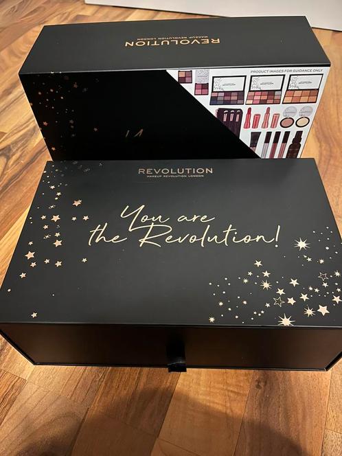 Make-up Revolution Gift Box NIEUW, Handtassen en Accessoires, Uiterlijk | Cosmetica en Make-up, Ophalen of Verzenden