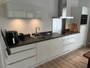 BRUYNZEEL HOOGGLANS RECHTE KEUKEN 3,97M beschikbaar voor biedingen
