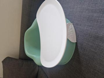 Bumbo met riem en tafeltje beschikbaar voor biedingen