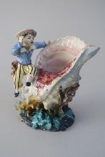 Vase en barbotine, enfant et conque, Ophalen of Verzenden